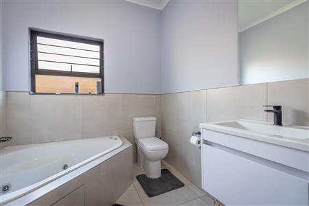 House Unavailable in Fourways, Sandton, Gauteng - M122139