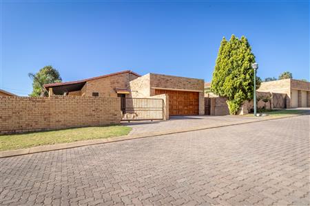 House Unavailable in Fourways, Sandton, Gauteng - M122139