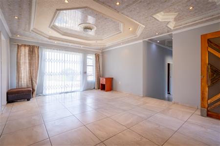 False - House For Sale in Tlhabane West, Rustenburg, North West - M122144