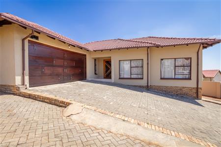 False - House For Sale in Tlhabane West, Rustenburg, North West - M122144