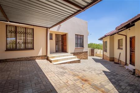 False - House For Sale in Tlhabane West, Rustenburg, North West - M122144