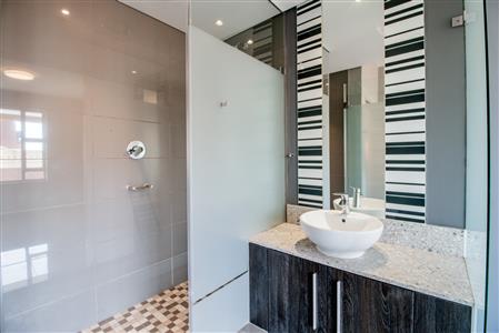 False - Apartment For Sale in Rosebank, Johannesburg, Gauteng - M122213