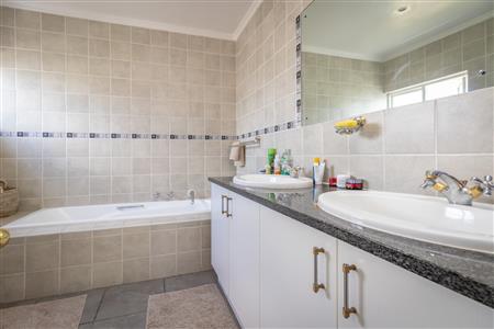 False - Apartment For Sale in Sandown, Sandton, Gauteng - M123522