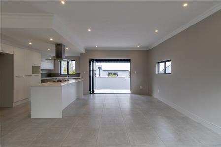 False - Townhouse For Sale in Broadacres, Sandton, Gauteng - M122732