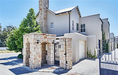 Townhouse For Sale in Nooitgedacht Village, Stellenbosch, Western Cape - M10471