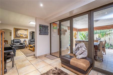 False - Townhouse For Sale in Magaliessig, Sandton, Gauteng - M123151
