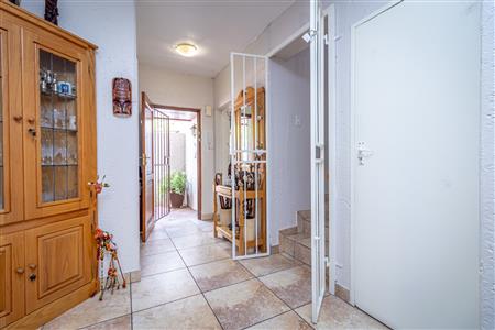 False - Townhouse For Sale in Magaliessig, Sandton, Gauteng - M123151