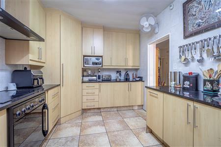 False - Townhouse For Sale in Magaliessig, Sandton, Gauteng - M123151