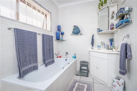 False - Townhouse For Sale in Magaliessig, Sandton, Gauteng - M123151