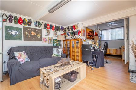 False - Townhouse For Sale in Magaliessig, Sandton, Gauteng - M123151