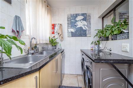 False - Townhouse For Sale in Magaliessig, Sandton, Gauteng - M123151