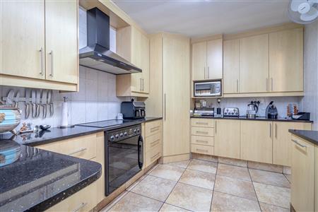 False - Townhouse For Sale in Magaliessig, Sandton, Gauteng - M123151