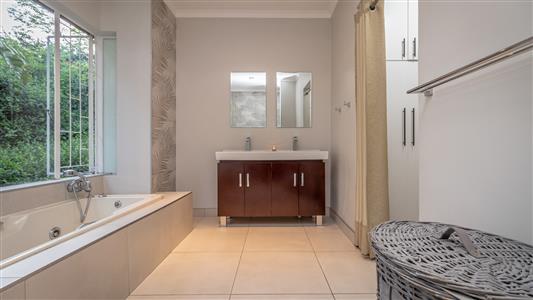 False - House For Sale in Fourways, Sandton, Gauteng - M123540