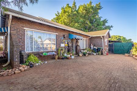 False - House For Sale in Geelhoutpark, Rustenburg, North West - M123814