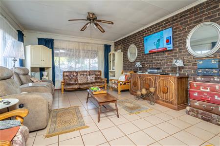 False - House For Sale in Geelhoutpark, Rustenburg, North West - M123814