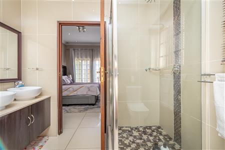 False - House For Sale in Broadacres, Sandton, Gauteng - M123963