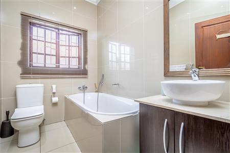 False - House For Sale in Broadacres, Sandton, Gauteng - M123963
