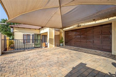 False - House For Sale in Broadacres, Sandton, Gauteng - M123963