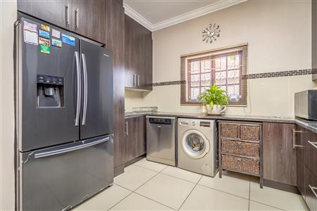 False - House For Sale in Broadacres, Sandton, Gauteng - M123963