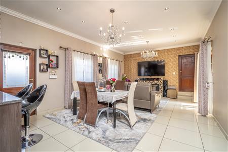 False - House For Sale in Broadacres, Sandton, Gauteng - M123963