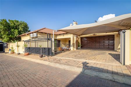 False - House For Sale in Broadacres, Sandton, Gauteng - M123963