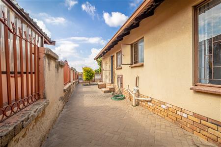 False - House For Sale in Tlhabane West, Rustenburg, North West - M123977
