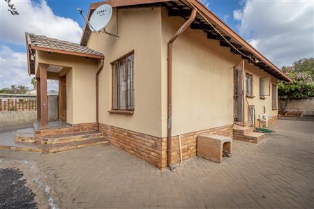 False - House For Sale in Tlhabane West, Rustenburg, North West - M123977