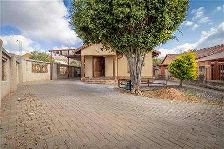 False - House For Sale in Tlhabane West, Rustenburg, North West - M123977