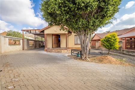 False - House For Sale in Tlhabane West, Rustenburg, North West - M123977