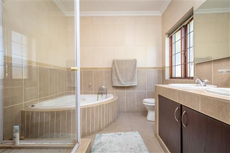 False - House withdrawn in Maroeladal, Randburg - M123973