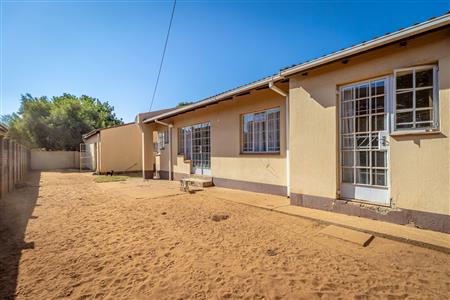 False - House For Sale in Geelhoutpark, Rustenburg, North West - M124026
