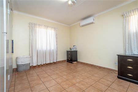 False - House For Sale in Geelhoutpark, Rustenburg, North West - M124026