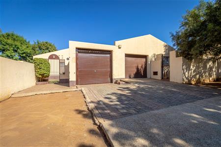 False - House For Sale in Geelhoutpark, Rustenburg, North West - M124026