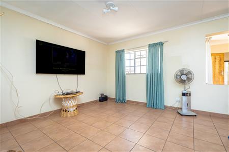 False - House For Sale in Geelhoutpark, Rustenburg, North West - M124026