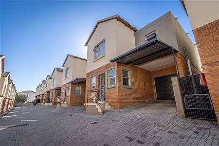 False - Townhouse rented out in Craigavon, Sandton - M124110