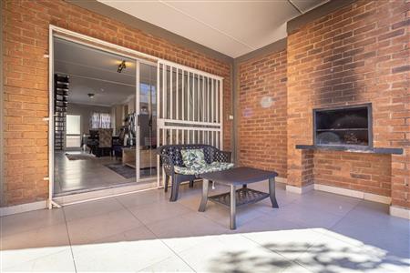 False - Townhouse rented out in Craigavon, Sandton - M124110