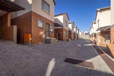 False - Townhouse rented out in Craigavon, Sandton - M124110