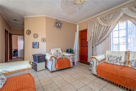 False - House For Sale in Geelhoutpark, Rustenburg, North West - M124370