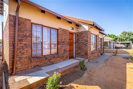 False - House For Sale in Geelhoutpark, Rustenburg, North West - M124370