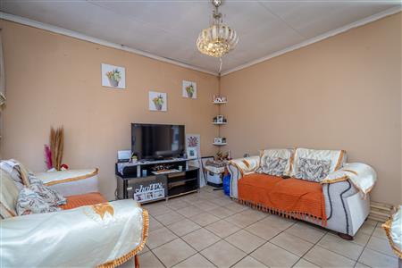 False - House For Sale in Geelhoutpark, Rustenburg, North West - M124370