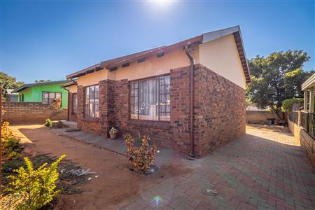 False - House For Sale in Geelhoutpark, Rustenburg, North West - M124370