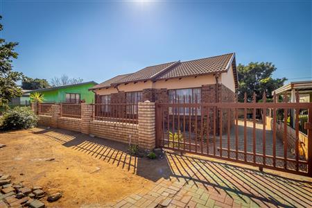 False - House For Sale in Geelhoutpark, Rustenburg, North West - M124370