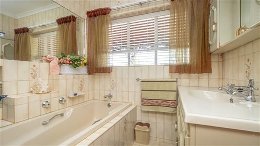 False - Farm for sale in Hekpoort, Krugersdorp - M124448
