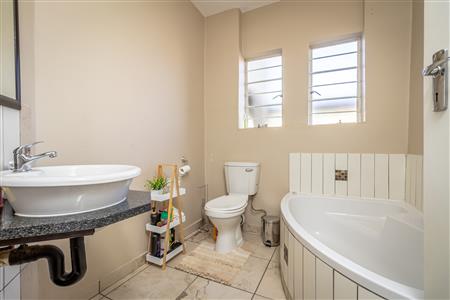 False - Apartment For Sale in Waterval East, Rustenburg, North West - M124710