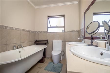 False - House For Sale in Broadacres, Sandton, Gauteng - M124771