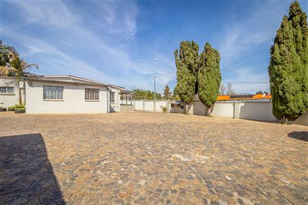 False - House For Sale in Fontainebleau, Randburg, Gauteng - M125145