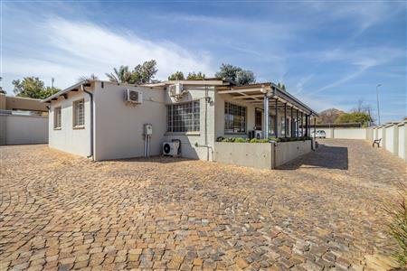 False - House For Sale in Fontainebleau, Randburg, Gauteng - M125145