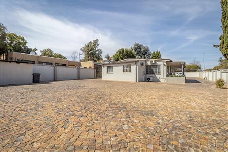 False - House For Sale in Fontainebleau, Randburg, Gauteng - M125145
