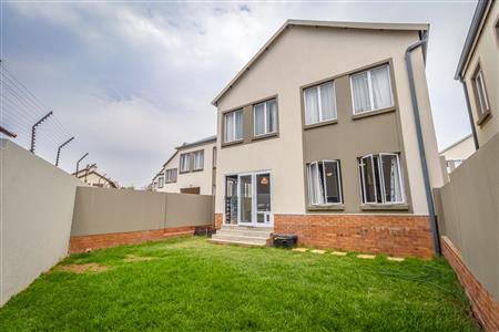 False - Townhouse withdrawn in Broadacres, Sandton - M125187