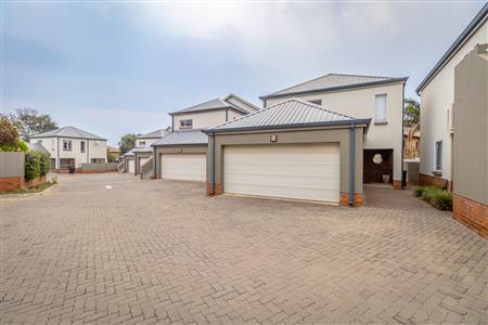 False - Townhouse withdrawn in Broadacres, Sandton - M125187